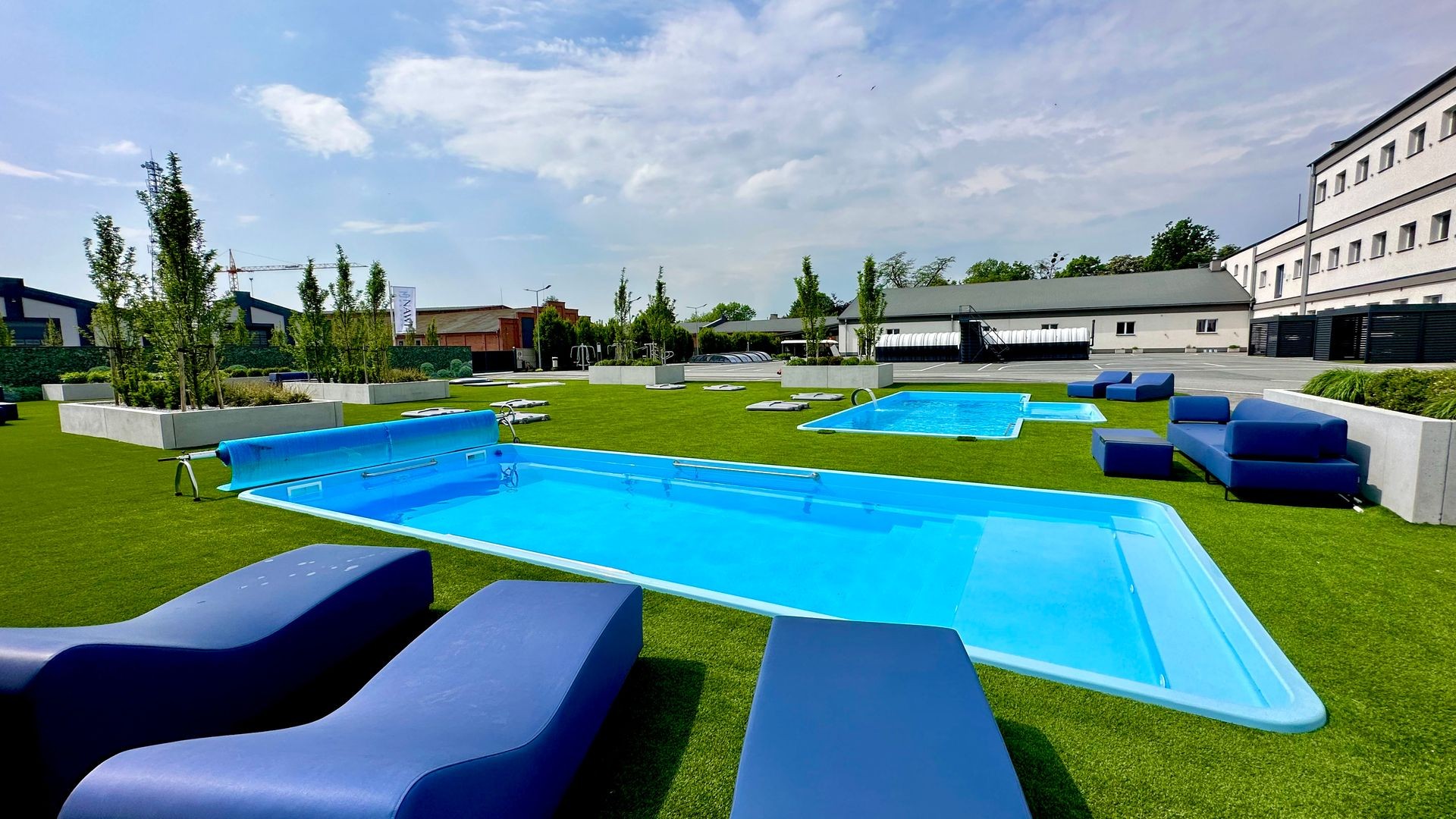 Showroom Poolsfactory – ekspozycja basenów i piwniczek ogrodowych na żywo
